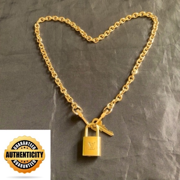 ✅ AUTHENTIC LOUIS VUITTON LOCK&KEY PENDANT - Picture 1 of 6